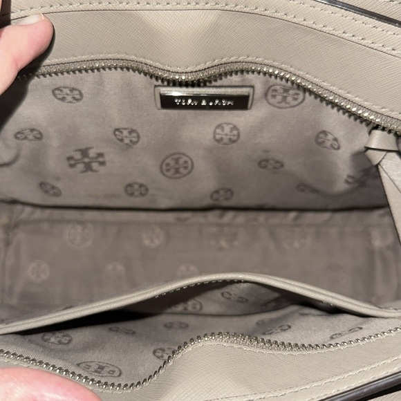 Like new Tory Burch crossbody - Picture 4 of 12